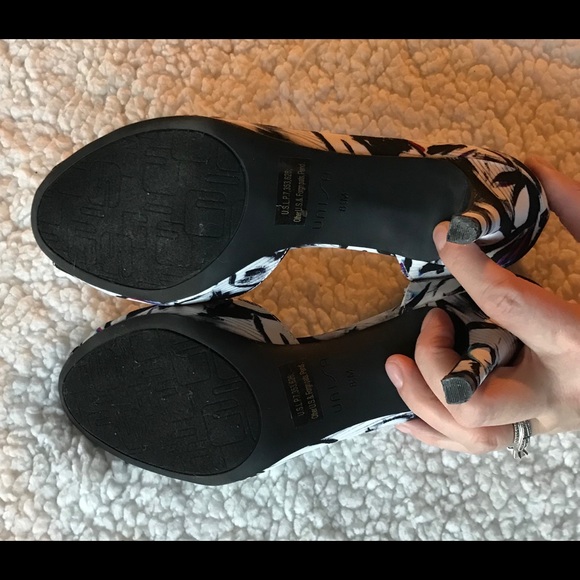 Unisa Floral Pump - Picture 5 of 7